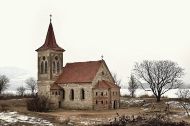 Güzel eski Kilisesi, St. Linhart. Katolik tapınak Musov Köyü - Pasohlavky, Çek Cumhuriyeti. Fotoğraf üzerinde bir baraj yeni Mills (Nove Mlyny gün batımı ile peyzaj)