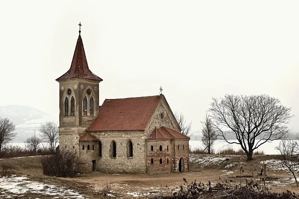 Όμορφη παλιά εκκλησία του Αγίου Linhart. Καθολικός ναός χωριό του Musov - Pasohlavky, Δημοκρατία της Τσεχίας. Φωτογραφία: τοπίο με ηλιοβασίλεμα σε ένα φράγμα νέων μύλων (Nove Mlyny) — Φωτογραφία Αρχείου