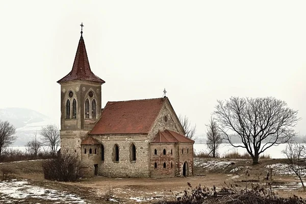 Hermosa iglesia antigua de St. Linhart. Pueblo templo católico de Musov - Pasohlavky, República Checa. Foto de paisaje con puesta de sol en una presa New Mills (Nove Mlyny ) —  Fotos de Stock