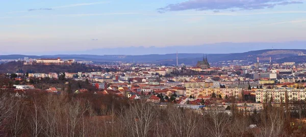 La ciudad de Brno, República Checa-Europa. Vista superior de la ciudad con monumentos y techos. foto panorámica . —  Fotos de Stock