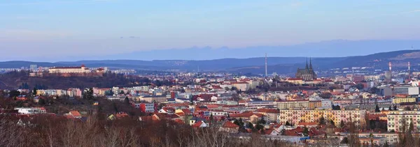 Město Brno, Česká republika-Evropa. Pohled shora na město s památkami a střechy. Panorámat. — Stock fotografie