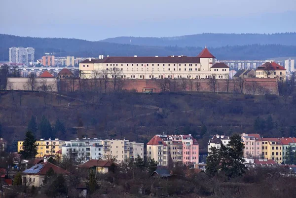 La ciudad de Brno, República Checa-Europa. Vista superior de la ciudad con monumentos y techos. —  Fotos de Stock
