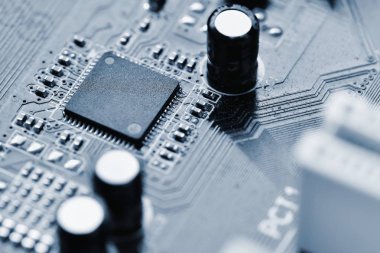 Bileşenler gemide. PCB 'den PC' ye. Çip, kapasitör ve kişisel bilgisayarın ana kartındaki bağlayıcılar. Modern teknolojik arka plan.