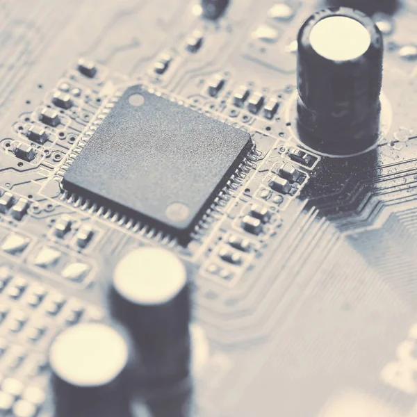 Komponenten an Bord. PCB zu PC. Chip, Kondensator und Anschlüsse auf der Hauptplatine eines PCs. Moderner technischer Hintergrund. — Stockfoto