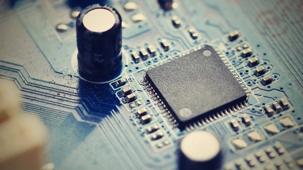 Componentes a bordo. PCB a PC. Chip, condensador y conectores en la placa base de un ordenador personal. Fondo tecnológico moderno. — Foto de Stock