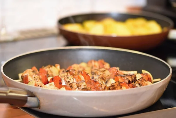 Brochette de poulet aux légumes. Faire frire dans une poêle . — Photo