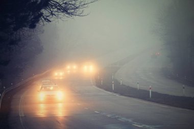 Siste arabalar var. Kötü kış havası ve yolda tehlikeli otomobil trafiği. Siste hafif araçlar.