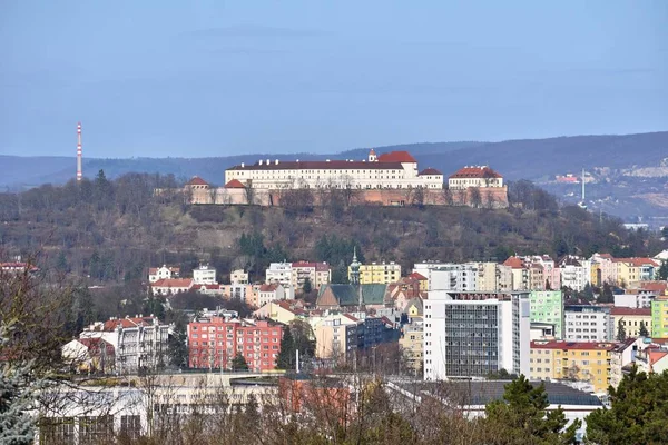 Η πόλη του Μπρνο, Τσεχική Δημοκρατία-Ευρώπη. Κάτοψη της πόλης με τα μνημεία και στέγες. Πανέμορφο παλιό κάστρο - Spilberk — Φωτογραφία Αρχείου
