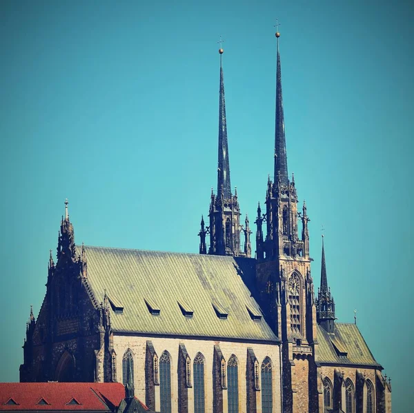 Brno - République tchèque - Europe. Architectures photo soleil et ciel bleu. Temple Petrov et château de Spilberk . — Photo