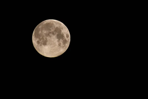 在漆黑的夜空中满月 — 图库照片