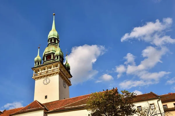 Brno şehir. -Çek Cumhuriyeti - Europe. Kapısı, eski Belediye Binası. Bir gözcü Kulesi ile güzel eski mimari ve turistik cazibe bir fotoğraf. Turist Bilgi Merkezi. — Stok fotoğraf