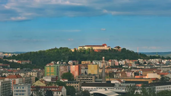 Az általunk kínált Brünn, Cseh Köztársaság-Európa. Felülnézete a város műemlékeinek és tetők. Szép régi kastély - Spilberk — Stock Fotó