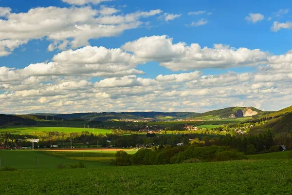 美丽的风景 与天空和云彩的自然风光 捷克共和国 — 图库照片