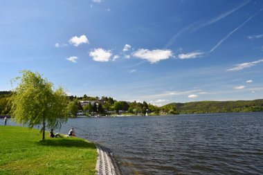 Brno Barajı. South Moravia. Çek Cumhuriyeti Avrupa. Eğlence ve spor eğlence alanı. Doğa, temiz su ve güneş ve bulutlar gökyüzü güzel kırsal.