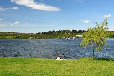 Brno Barajı. South Moravia. Çek Cumhuriyeti Avrupa. Eğlence ve spor eğlence alanı. Doğa, temiz su ve güneş ve bulutlar gökyüzü güzel kırsal.