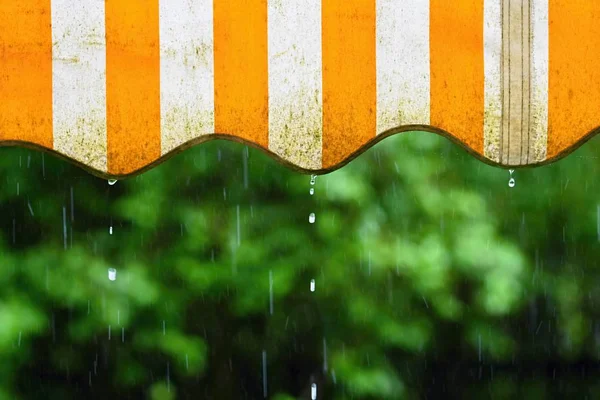 雨。雨篷的阳台和春天白天自然彩色背景上的水珠. — 图库照片