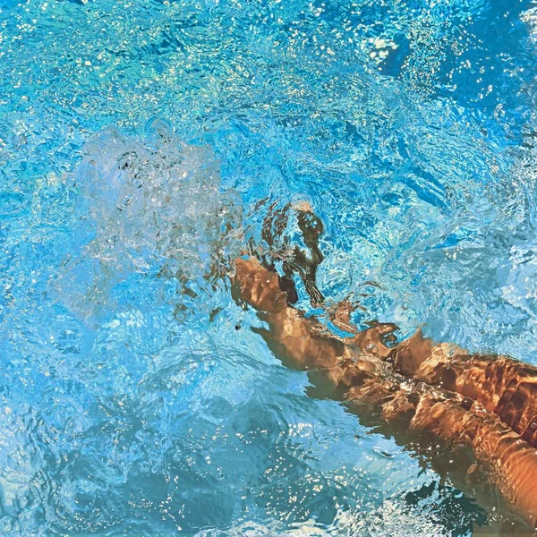 Gambe Piscina Con Acqua Pulita Nelle Calde Giornate Sole Sfondo — Foto Stock