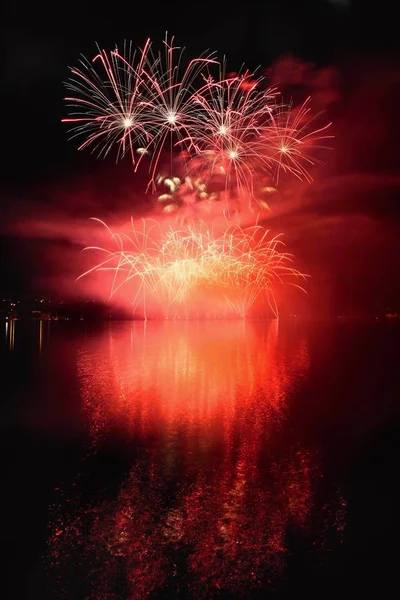 Mooie kleurrijke vuurwerk op het wateroppervlak met een schone zwarte achtergrond. Leuk festival en internationale wedstrijd van de brandweerlieden van over de hele wereld Ignis Brunensis 2017. Brno Dam - Tsjechische R — Stockfoto