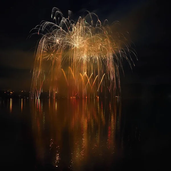 Beautiful colorful fireworks on the water surface with a clean black background. Fun festival and international contest of Firefighters from all over the world Ignis Brunensis 2017. Brno Dam - Czech R — Stock Photo, Image