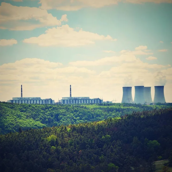 Atomerőmű Dukovany. Cseh Köztársaság, Európa. Fekvő erdők és völgyek. — Stock Fotó