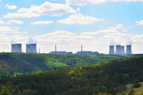 Atomerőmű Dukovany. Cseh Köztársaság, Európa. Fekvő erdők és völgyek. — Stock Fotó