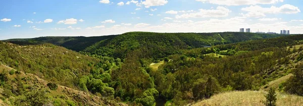 Si Mohelen podkova krok. Krajina s lesy a jaderné elektrárny Dukovany. Panoramatické fotografie. — Stock fotografie