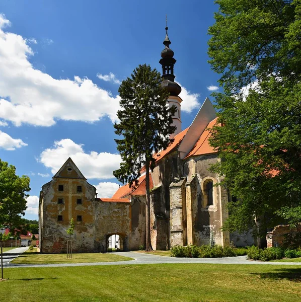 Schöne alte Villa mit Schlossgarten. oslavany, Tschechische Republik. — Stockfoto