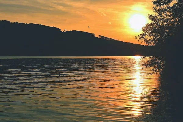 Brno dam. South Moravia. Tjeckien Europa. Rekreationsområde av underhållning och sport. Vackra landsbygden med naturen, klart vatten och sunset. — Stockfoto