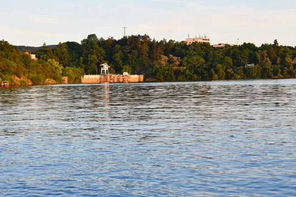 Brno dam. South Moravia. Czech Republic Europe. Recreational area of entertainment and sports. Beautiful countryside with nature, clear water and sunset. — Stock Photo, Image