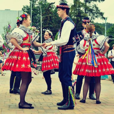 Brno, Çek Cumhuriyeti 25 Haziran 2017. Çek geleneksel bayram. Gelenek halk dansları ve eğlence. Kızlar ve erkekler için meydanda dans kostümleri.