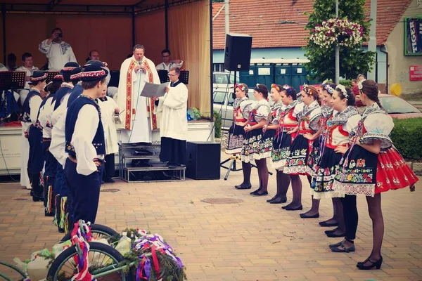 Brno, Tschechische Republik 25. Juni 2017. tschechisches traditionelles Fest. Tradition Volkstanz und Unterhaltung. Mädchen und Jungen in Kostümen tanzen auf dem Platz. — Stockfoto