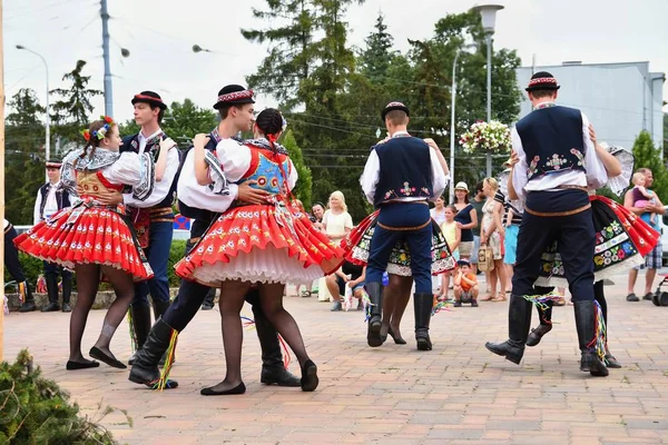 Брно, Чехия 25 июня 2017 года. Чешский традиционный праздник. Традиционные народные танцы и развлечения. Девушки и мальчики в костюмах танцуют на площади . — стоковое фото