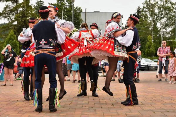 Brno, Tschechische Republik 25. Juni 2017. tschechisches traditionelles Fest. Tradition Volkstanz und Unterhaltung. Mädchen und Jungen in Kostümen tanzen auf dem Platz. — Stockfoto