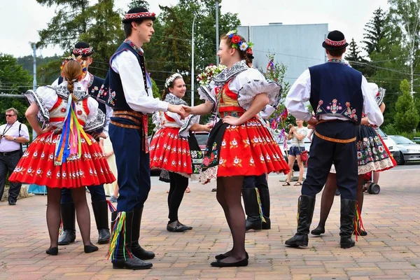 Brno, Czech Republic June 25, 2017. Czech traditional feast. Tradition folk dancing and entertainment. Girls and boys in costumes dancing on the square. — Stock Photo, Image