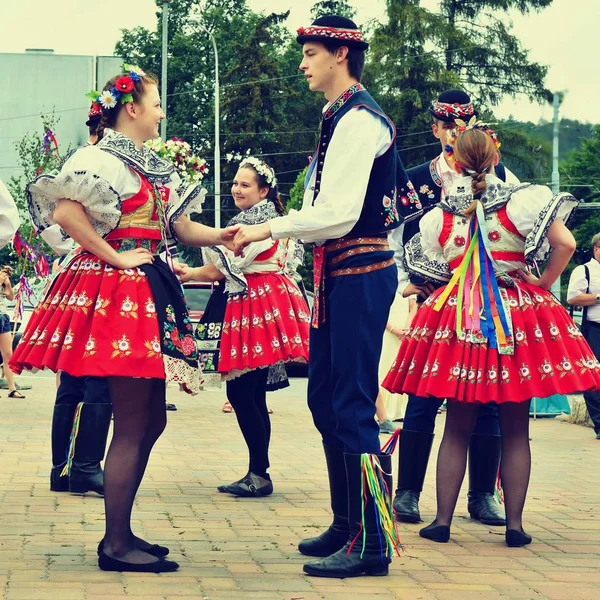 Brno, Czech Republic June 25, 2017. Czech traditional feast. Tradition folk dancing and entertainment. Girls and boys in costumes dancing on the square. — Stock Photo, Image