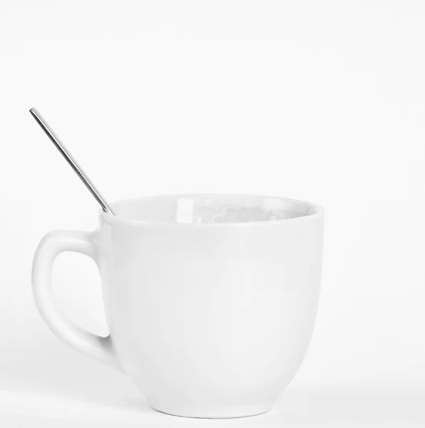 Uma Pequena Chávena Café Branca Com Uma Colher Isolado Fundo — Fotografia de Stock