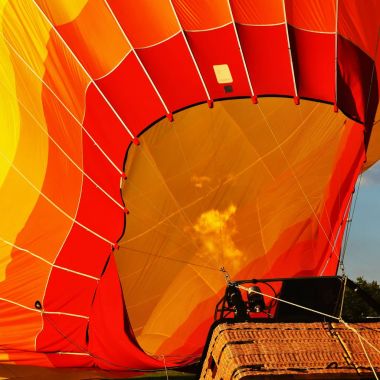 Sıcak hava balonu başlaması için hazırlık.
