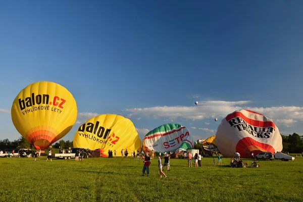 2 juni 2017. Brno Tjeckien. Inför starten av luftballong. — Stockfoto