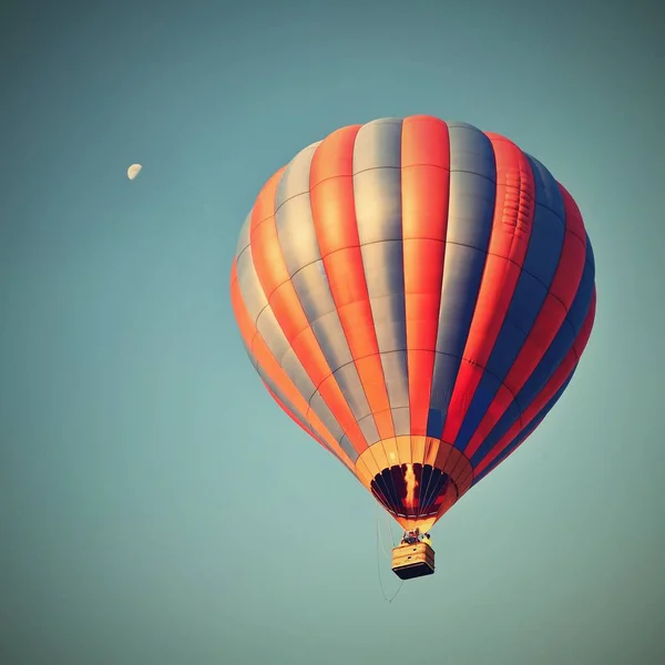 Färgglad luftballong flyger i solnedgången. Naturliga färgstarka bakgrund med sky. — Stockfoto