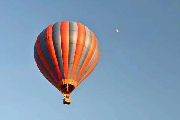 Balão de ar quente colorido está voando ao pôr do sol. Fundo colorido natural com céu . — Fotografia de Stock