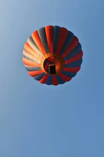 Färgglad Luftballong Flyger Solnedgången Naturliga Färgstarka Bakgrund Med Sky — Stockfoto