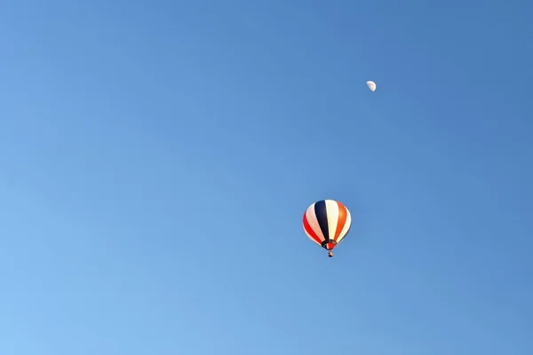 Balão Quente Colorido Voando Pôr Sol Fundo Colorido Natural Com — Fotografia de Stock
