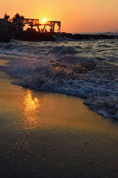 Schönen Sommersonnenuntergang am Meer. atemberaubende Landschaft am Strand mit Wellen und Reflexion der Sonne. Hintergrund für Urlaub und Urlaubsreisen. griechische Betoninsel. — Stockfoto