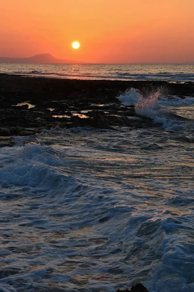 海の美しい夏のサンセット。太陽の反射波とビーチの素晴らしい景色。休日、休暇旅行の背景。ギリシャ クレタ島. — ストック写真