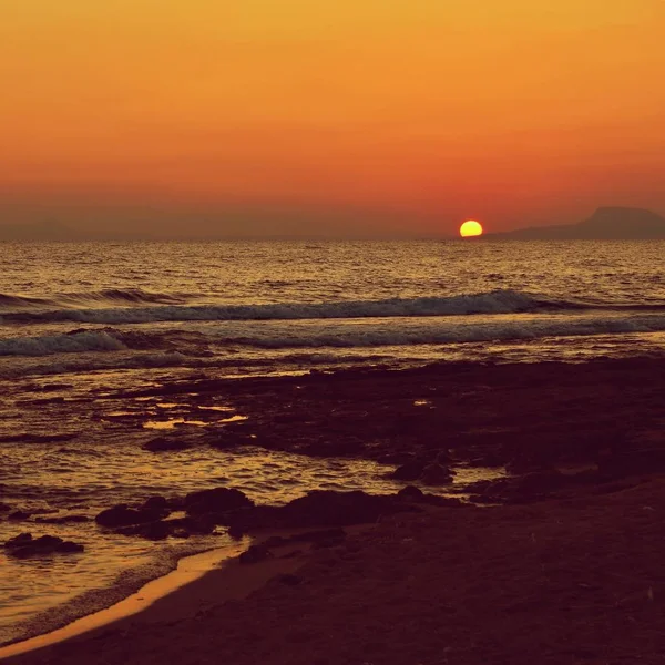 海の美しい夏のサンセット。太陽の反射波とビーチの素晴らしい景色。休日、休暇旅行の背景。ギリシャ クレタ島. — ストック写真