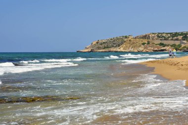 Güzel temiz deniz ve dalgalar. Seyahat ve tatil için yaz arka plan. Yunanistan Crete... Sahilde muhteşem sahne. 
