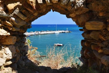 Geleneksel güzel Yunan Köyü, Panormos Girit Adası. Seyahat ve tatil için yaz arka plan.