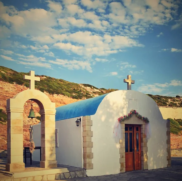 Mooie kleine Griekse kapel bij zonsondergang op het eiland Kreta - Griekenland. — Stockfoto