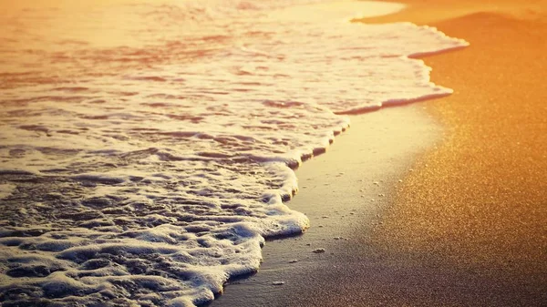 Schöne saubere See und Wellen. Sommer Hintergrund für Reisen und Urlaub. griechenland beton.. traumhafte landschaft am strand. — Stockfoto