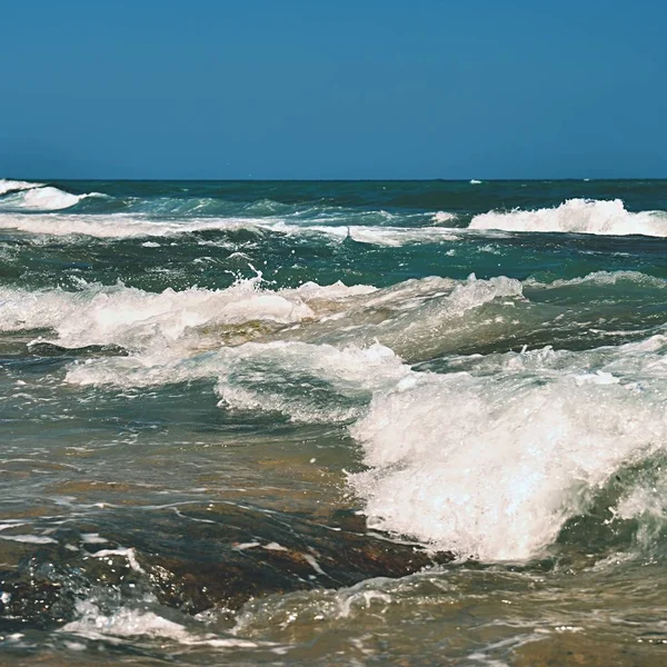 Hermoso mar limpio y olas. Fondo de verano para viajes y vacaciones. Grecia Creta.. Increíble paisaje en la playa . — Foto de Stock